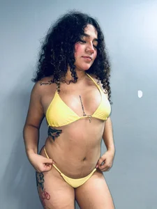 mia_cataleiya How about my new swimsuit? 🥵💛 Immagine  3