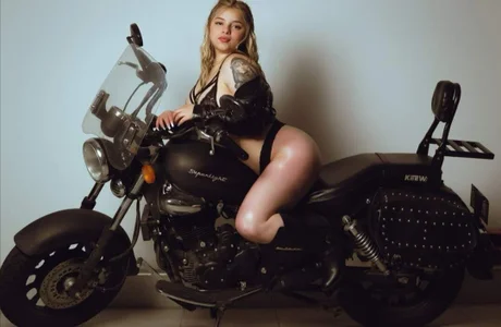 Mia_Slut_Full Public Pic