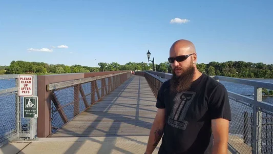 Public od Girthy-Man-Hammer  2 snímek