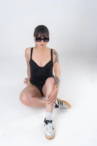 SEXY GIRL IN BLACK BODYSUIT de Hanna_Lee__  2 Imagens