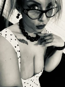 RETRO glasses🤍White lil cute, full of dots dress⚪️⚫️ od ZoeMesmerize  2 snímek