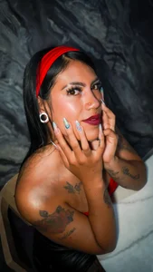 KymCorzo Secrets in Backlight Gambar 4