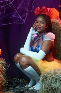 malu_horny_69のSnow White is alone and lost waiting for you to give her all your love.の 5枚の写真