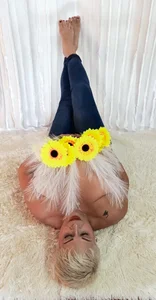Lucy_Milf_68 flowers Pic 3