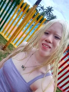 Elif_blond pool day Pic 6