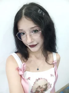 Should I keep the glasses on while I play with the straps? od MandaForero  3 snímek