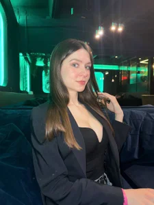 DavinaParady at the bar Bilde 4