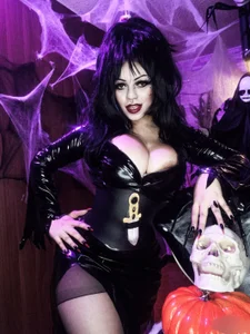 Elvira reigns in the shadows, and tonight the darkness has its owner 🔮🎃🦇💀🕯️ od Belladonna_trix  9 snímek