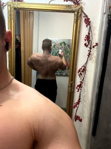 Richard_DullasBIGGEST BACK HERE Bild