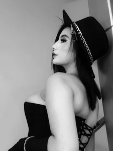 MaddisonLowe B&W 🖤🤍 Pic