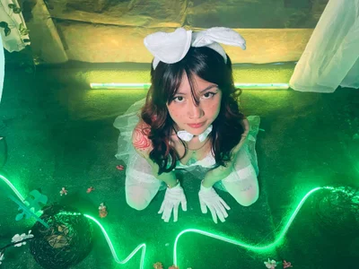 april_bennettのIn a few days I'll be back with new Halloween photos.の 2枚の写真