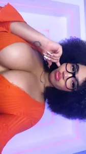 the big tits of a secretary de MalaikaBrown  photos