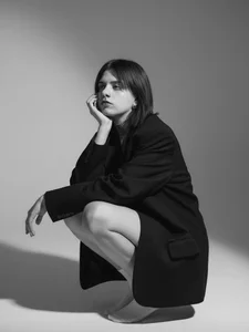 IleanaPishko Leaning Closer Immagine 