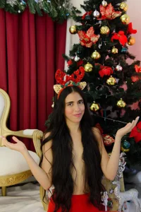 Christmas warmth… and a thoughtful gesture that shows.🎁 de anna_alvarez  4 photos