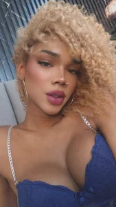 Glances that tempt you, but don’t promise a thing 🍒 de NaomiSteward  3 Imagens