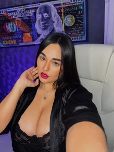 CelesteBrucee red lips Pic 3