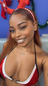 ShantalGomes Mommy Claus Shantal টি ছবি