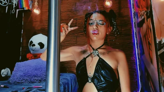 carolinerue I know you love seeing me 🖤 Gambar 9