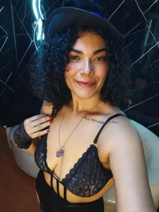 Miistik_ On Wednesday the 14th there will be a special Halloween show🎃a sexy bird scare for you🔥 Billede 4