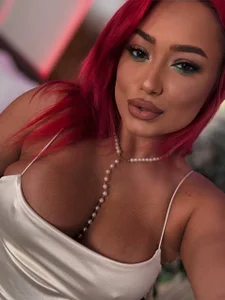 EmyHilton White Immagine  2