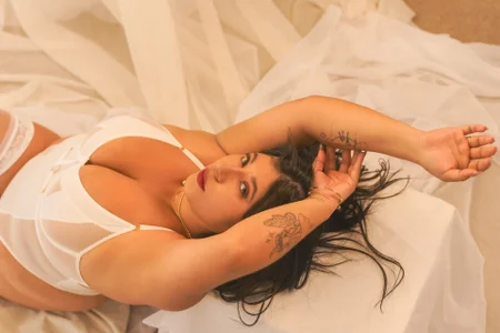 KendalMilleer Fiery Divinity 🪽🤍 Foto 2