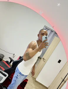 TROYWESLY-のPublicの枚の写真