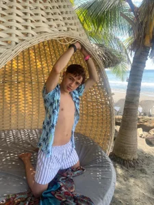 Lian_Miller1_のLian on the beachの 3枚の写真