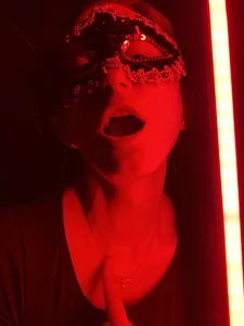 AngelXBuZz Soirée chill rouge Foto 6