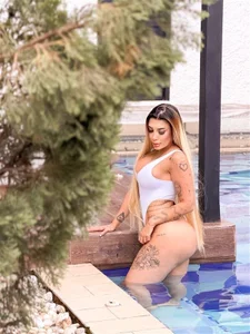 Only water can keep me this cool. 😏 de SophiePalmer  4 Imagens