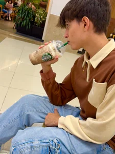 Having a Starbucks coffee ☕️☕️ od Naim_TheKing  3 snímek