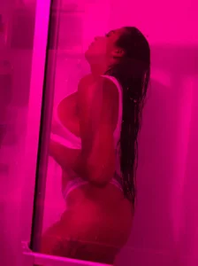 kendrasmithTS come to my shower Pic
