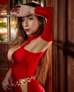 Lizzi_Hotman_のRed ignites the force of pleasure in my body 👿👅の枚の写真