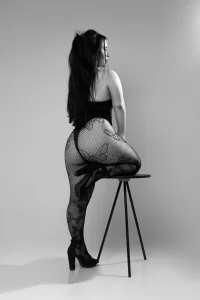 EmmyCastillo Black and white sensuality 🤍🖤 Bilde