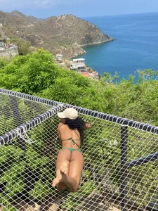 nicoleebony1のI escaped here for a while💚🍀👙の 9枚の写真