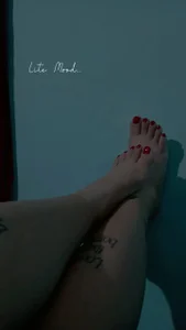 Mia_candy_0のPretty feet, enjoy a special gift! 👣🖤の枚の写真