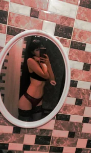 Emmi_Bloom in the mirror Kuva