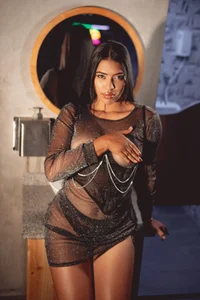 Neon Queen 💜 od RiriiBrunette__  6 snímek