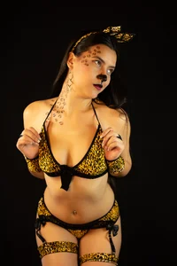 Get to know my wild side; do you dare try to tame me? 🧡🔥 od CataSky__  5 snímek