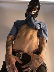 AcidMilo No mask takes away my identity. Although I'm forgetting who I was before I had her Billede 4