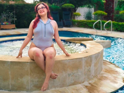 AlannisSweet in the pool Billede 4