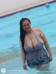 Sandy in pool de Dirty_sandy888  3 photos