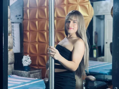 OrianaSaenz_ Public Foto