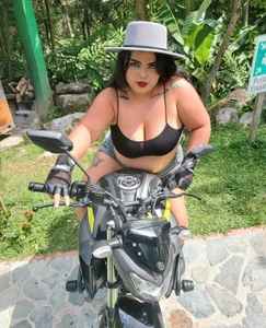 EmmaSymon Horny outside Pic 4