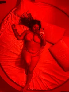 Leah_Bensson red gril Immagine 