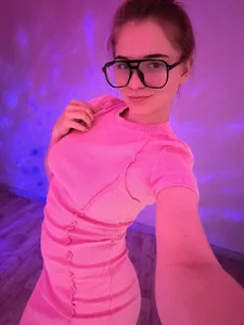 EffieFruin Just me under the pink lights 🎀 Foto 3