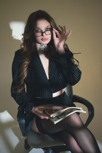 SherriMartinezSexy office lady Bild 4