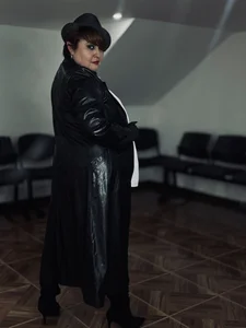 horny detective🥵🖤 de Sasharosee2  5 Imagens