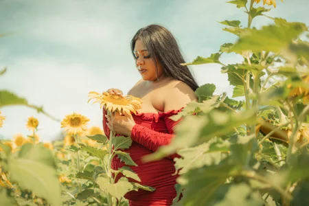 BiancaFollerach photos with beautiful sunflowers 🌻 Pic 5