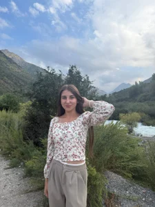 JackieWebb Mountains behind me, river somewhere close, and that soft wind messing with my hair 🌿✨ зображення 3