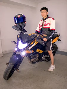 chiky_05 Chiky in bike Bilde